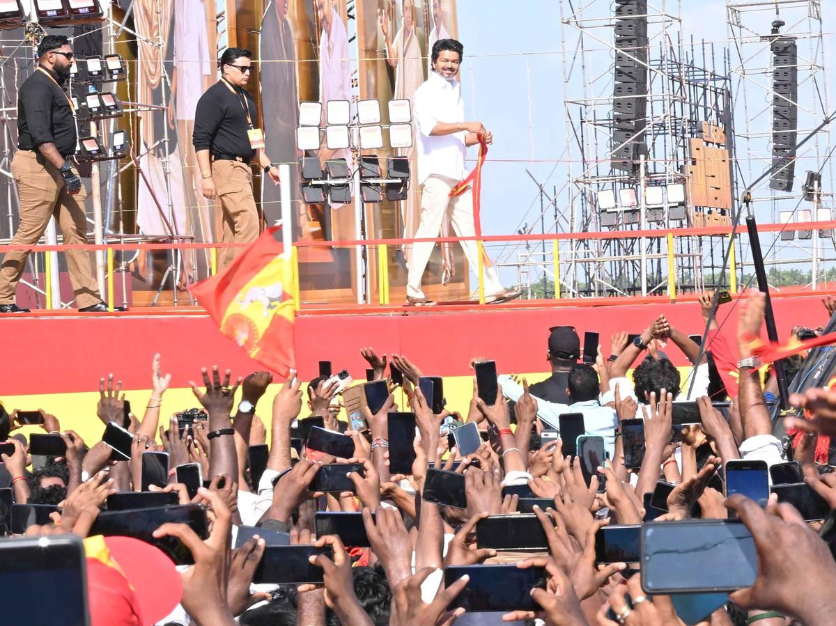 टीवीके समर्थकों ने गुरुवार को मदुरै में परपती में पार्टी के संस्थापक विजय को आगे बढ़ाया। 