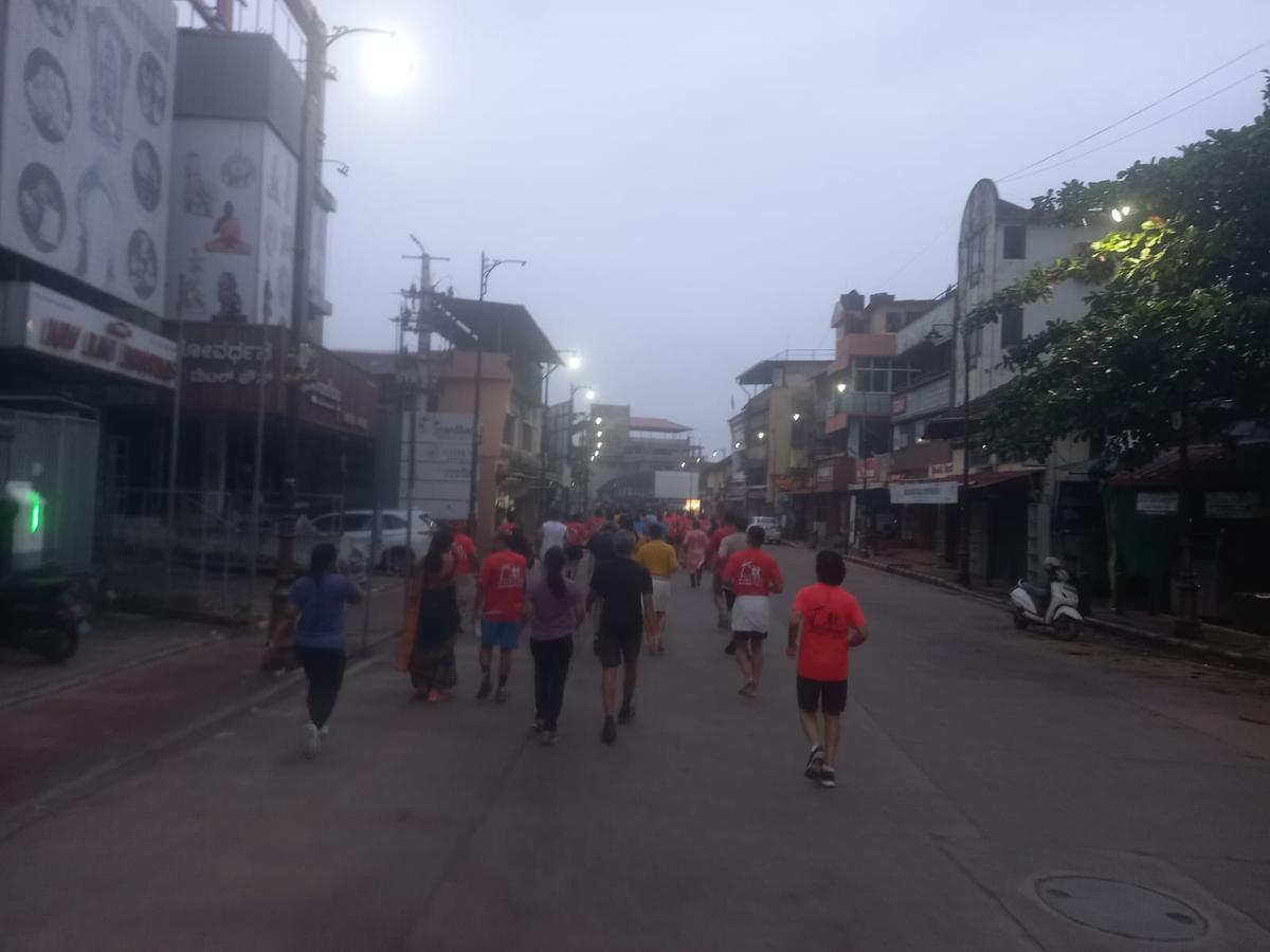मैंगालोर रनर क्लब के सदस्य 'हेरिटेज रन' के हिस्से के रूप में कार स्ट्रीट के माध्यम से चल रहे हैं।