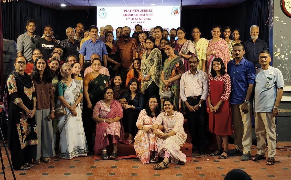शनिवार को सरकार विक्टोरिया कॉलेज, पलक्कड़ में फिल्म निर्देशक लाल जोस के साथ एक फोटो सत्र के दौरान VIBA सदस्य।