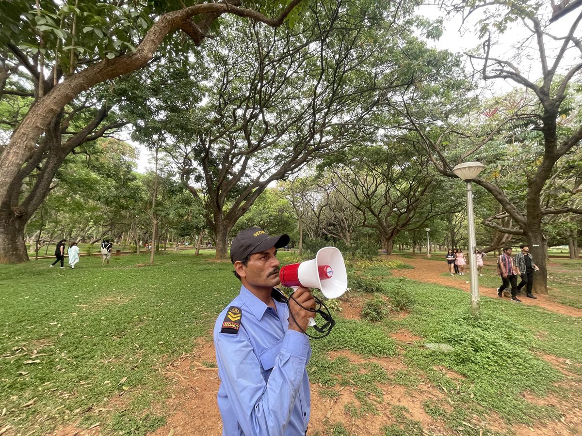   क्यूबन पार्क में गश्त पर एक सुरक्षा गार्ड लोगों को पार्क को साफ रखने के लिए, सांपों के कारण झाड़ी में जाने और पेड़ों के चारों ओर या बेंच पर बैठने के दौरान दूरी बनाए रखने के लिए चेतावनी देता है