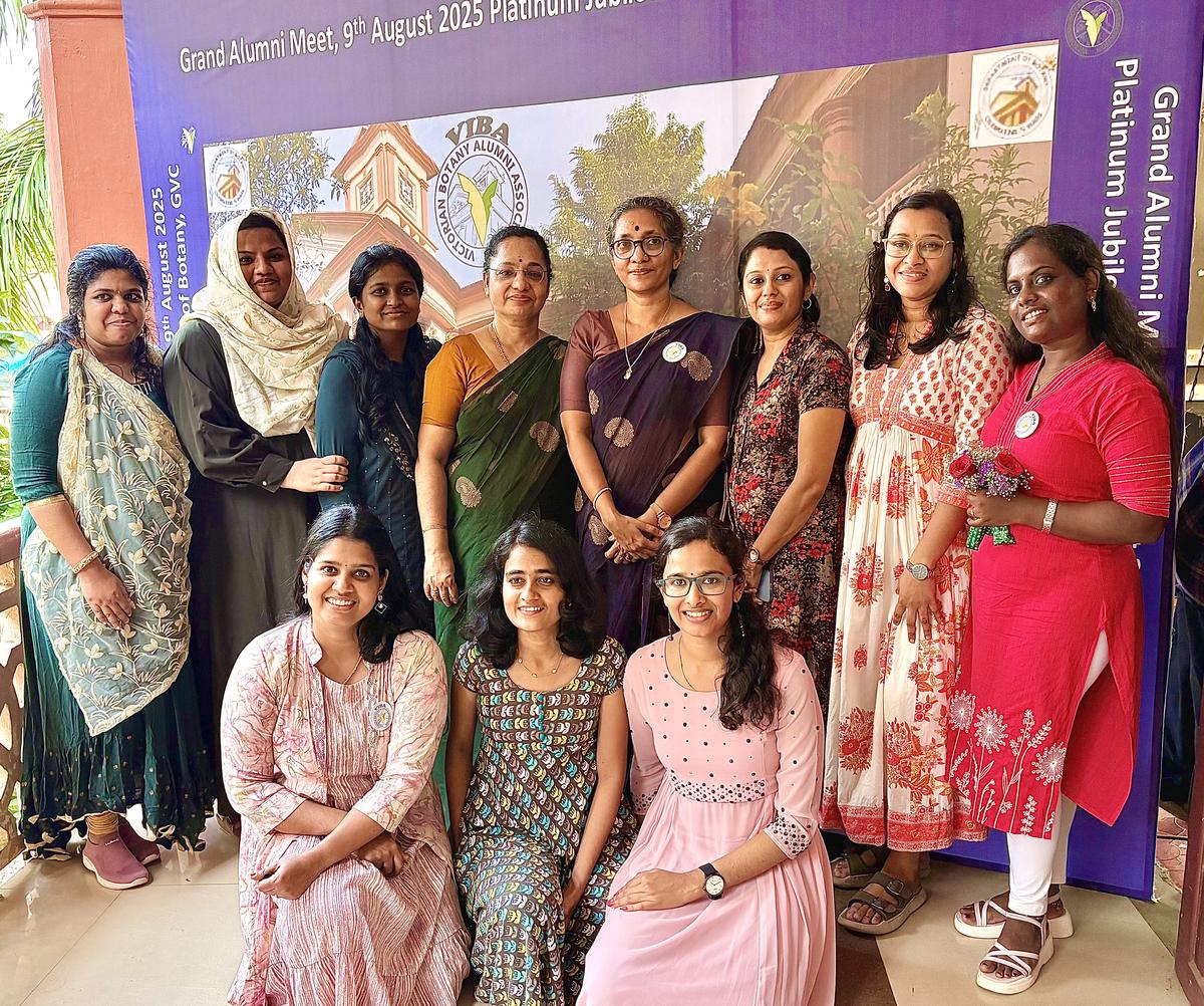 गवर्नमेंट कॉलेज, थोलनूर, प्रिंसिपल माया सी। मेनन (बाएं से चौथा) शनिवार को सरकार विक्टोरिया कॉलेज, पलक्कड़ में VIBA पुनर्मिलन के दौरान अपने शोध विद्वानों के साथ।